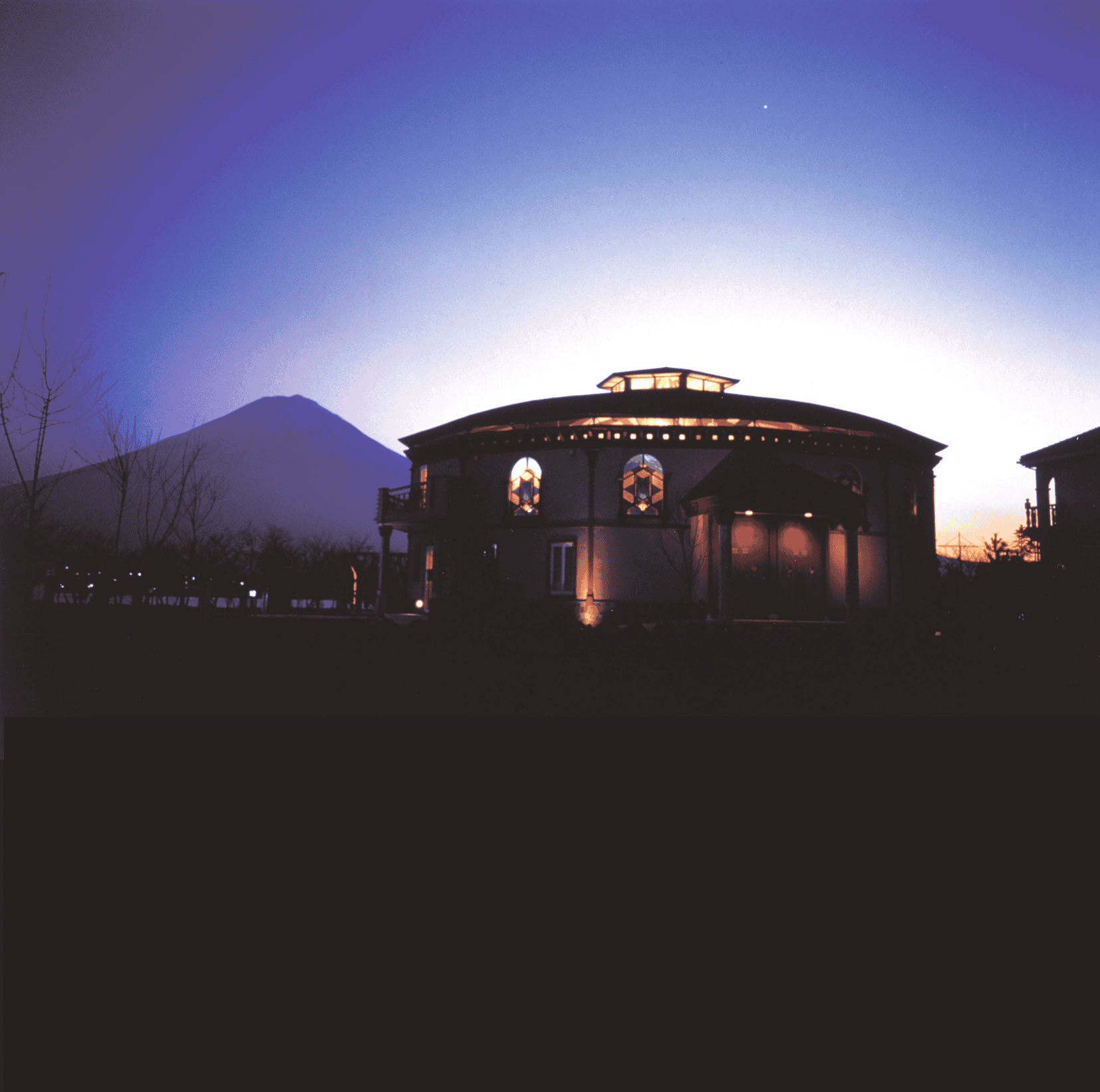 円形ホールの夜景